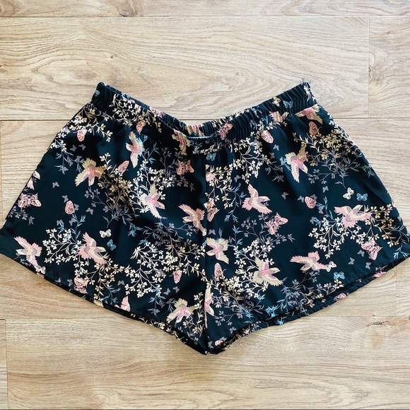 Patterned Elastic Shorts - Picture 1 of 3